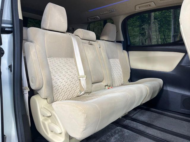 後部座席も気になるようなキズ・汚れやへたり等、大きなダメージはなく、良好な状態です。
