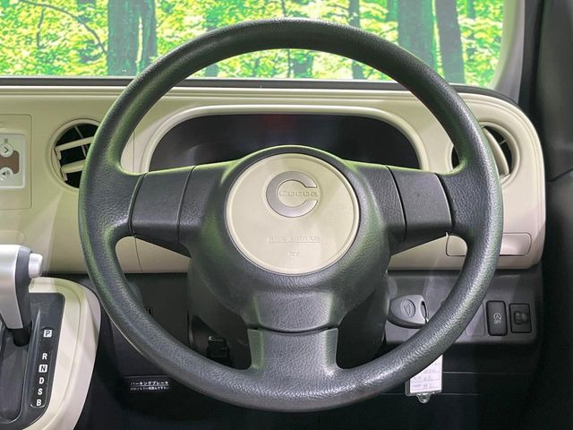 �C���e���A�ɍ��킹���f�U�C���̃X�e�A�����O�́A�^�]�������̂��Ƃ��l���A�^�]���₷���`��A�傫���ł��B�����x�A���ۂɐG���Ă��m���߂��������B