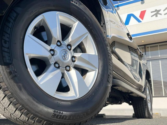 【純正17インチアルミホイール】外観にマッチした純正アルミホイールを装着しております。各種社外アルミホイールや、スタッドレスタイヤも取扱いしております。是非ご相談ください♪
