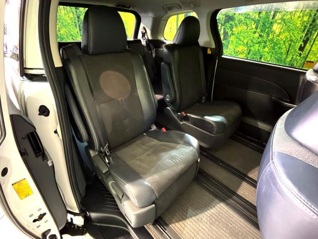 後部座席も気になるようなキズ・汚れやへたり等、大きなダメージはなく、良好な状態です。