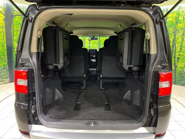 ���i�̂���������ʋ΁A���}���ɏ\���ȉ׎��X�y�[�X���m�ۂ��Ă���܂��B�Z�J���h�V�[�g��|���ƁA�傫�ȉו��̐ύڂ��\�ł���