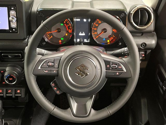 �C���e���A�ɍ��킹���f�U�C���̃X�e�A�����O�́A�^�]�������̂��Ƃ��l���A�^�]���₷���`��A�傫���ł��B�����x�A���ۂɐG���Ă��m���߂��������B