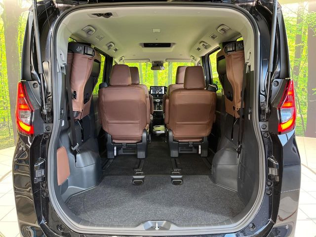 ���i�̂���������ʋ΁A���}���ɏ\���ȉ׎��X�y�[�X���m�ۂ��Ă���܂��B�Z�J���h�V�[�g��|���ƁA�傫�ȉו��̐ύڂ��\�ł���