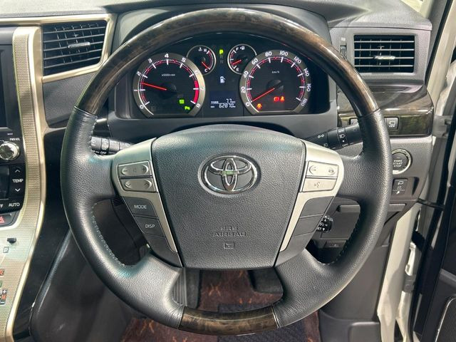 �C���e���A�ɍ��킹���f�U�C���̃X�e�A�����O�́A�^�]�������̂��Ƃ��l���A�^�]���₷���`��A�傫���ł��B�����x�A���ۂɐG���Ă��m���߂��������B