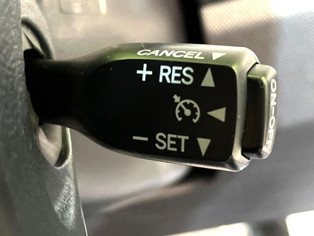 【クルーズコントロール】高速道路もラクラク走行。アクセルを離しても一定速度で走行ができ、長距離運転時の負担を軽減!加速・減速も簡単なスイッチ操作で調整できます。