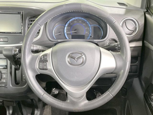 �C���e���A�ɍ��킹���f�U�C���̃X�e�A�����O�́A�^�]�������̂��Ƃ��l���A�^�]���₷���`��A�傫���ł��B�����x�A���ۂɐG���Ă��m���߂��������B