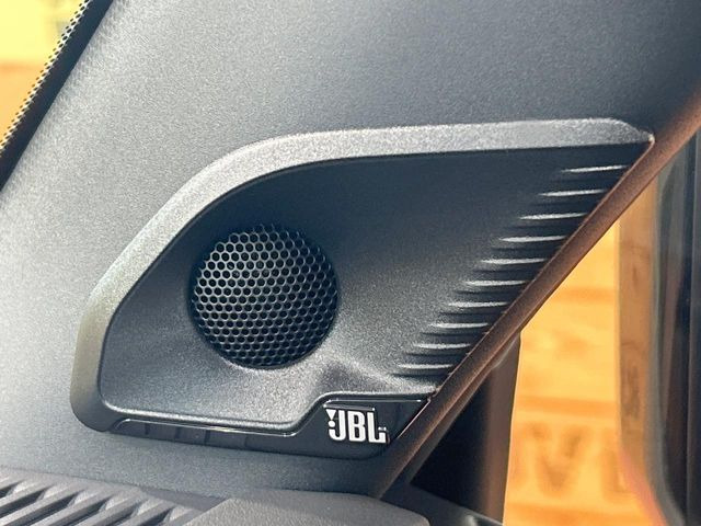 �yJBL�T�E���h�V�X�e���z���[�J�[�I�v�V�����̍��i�ʃT�E���h�V�X�e���𓋍ځB��p�̃`���[�j���O���{���ꂽ�召�l�X�ȃX�s�[�J�[����ǎ��ȃT�E���h���t�ł��A�Տꊴ���ӂ�鉹����Ԃ����o���܂��B