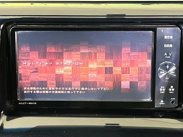 【純正ナビ】人気の純正ナビを装備しております。ナビの使いやすさはもちろん、オーディオ機能も充実!キャンプや旅行はもちろん、通勤や買い物など普段のドライブも楽しくなるはず♪