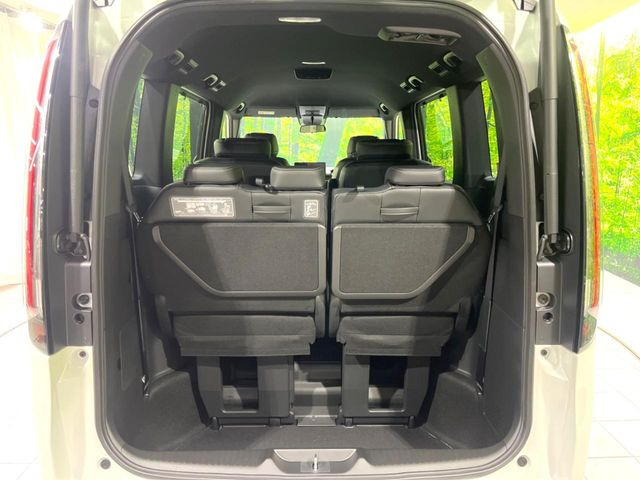 ���i�̂���������ʋ΁A���}���ɏ\���ȉ׎��X�y�[�X���m�ۂ��Ă���܂��B�Z�J���h�V�[�g��|���ƁA�傫�ȉו��̐ύڂ��\�ł���