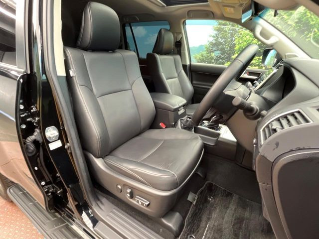 運転席シート廻りは使用感も少なく、良好な状態となっています。丁寧に使われていたことがよくわかりますね。