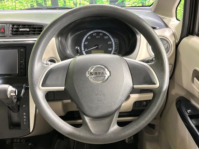 �C���e���A�ɍ��킹���f�U�C���̃X�e�A�����O�́A�^�]�������̂��Ƃ��l���A�^�]���₷���`��A�傫���ł��B�����x�A���ۂɐG���Ă��m���߂��������B