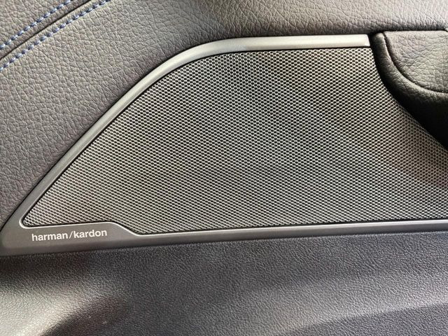 ��harman/kardon�T�E���h�V�X�e��:�I�[�f�B�I��僁�[�J�[����|����v���~�A���X�s�[�J�[�𑕔��B�����̃X�s�[�J�[����A���̗������܂ŕ����鍂�i���ȉ��y�����y���݂��������܂��B