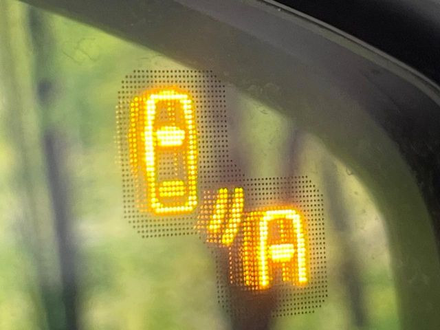 �y�u���C���h�X�|�b�g���j�^�����O�z���s���A�h�A�~���[�̎��p�ɂȂ�₷���ӏ��Ɍ㑱�Ԃ��ڋ߂���ƃT�C�h�~���[�t�߂Ɍx����\���A�h���C�o�[�ɒ��ӊ��N�����Ă���܂��B