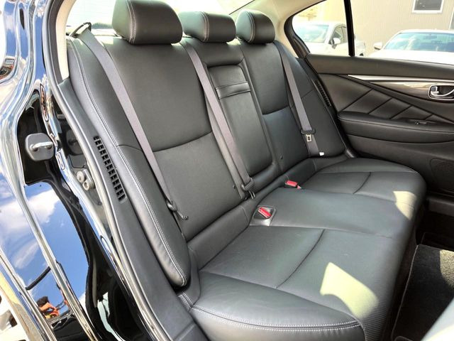 後部座席も気になるようなキズ・汚れやへたり等、大きなダメージはなく、良好な状態です。