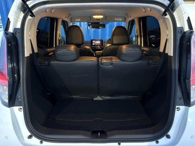 ���i�̂���������ʋ΁A���}���ɏ\���ȉ׎��X�y�[�X���m�ۂ��Ă���܂��B�Z�J���h�V�[�g��|���ƁA�傫�ȉו��̐ύڂ��\�ł���