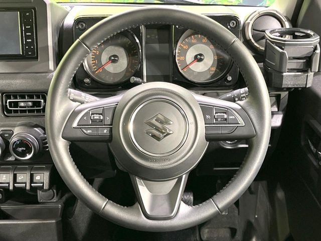 �C���e���A�ɍ��킹���f�U�C���̃X�e�A�����O�́A�^�]�������̂��Ƃ��l���A�^�]���₷���`��A�傫���ł��B�����x�A���ۂɐG���Ă��m���߂��������B