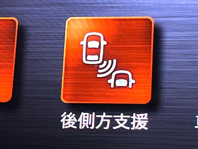 【後方車輛検知】走行中、ドアミラーの死角になりやすい箇所に後続車が接近するとサイドミラー付近に警告を表示、ドライバーに注意喚起をしてくれます。
