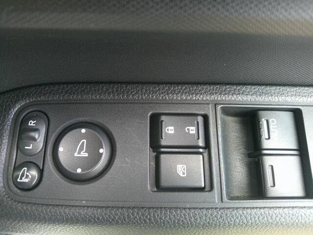 �p���[�E�B���h�E�͉^�]�Ȃ̃X�C�b�`�̂݃I�[�g�@�\����������Ă���܂��B�E�B���h�E���b�N����������Ă��܂��B