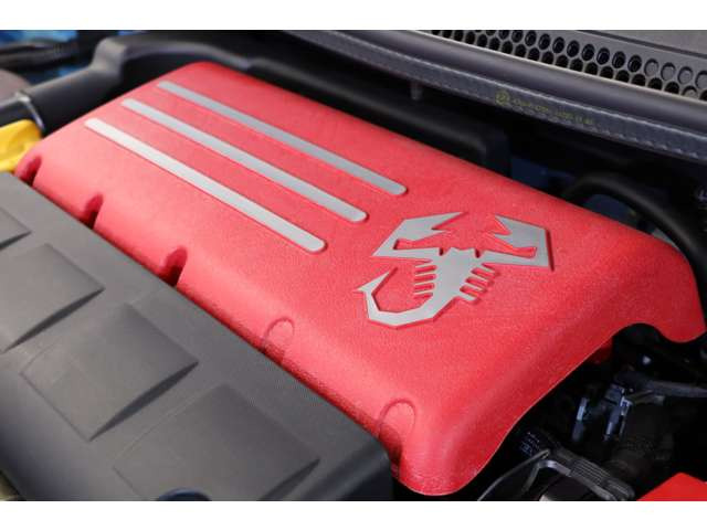 ���k�Ƀf�U�C�����ꂽ�G���W���J�o�[�B�������d�グ�Ƌ@�\�������˔����A�G���W�����[���ɂ��㎿���ƃX�|�[�e�B�ȑ��݊������o���܂��B