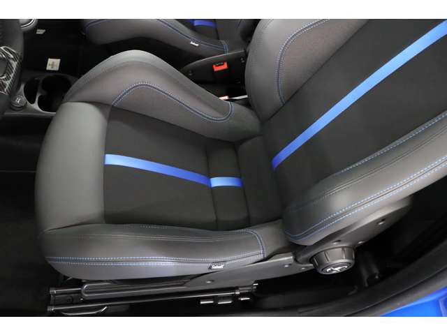 �V���v���ő��삵�₷���蓮�V�[�g���̗p�B�h���C�o�[�⓯��҂����K�Ƀ|�W�V�����𒲐��ł��A�㎿�ȃh���C�u�����y���݂��������܂��B