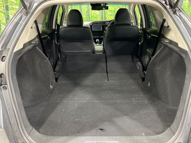 ���i�̂���������ʋ΁A���}���ɏ\���ȉ׎��X�y�[�X���m�ۂ��Ă���܂��B�Z�J���h�V�[�g��|���ƁA�傫�ȉו��̐ύڂ��\�ł���