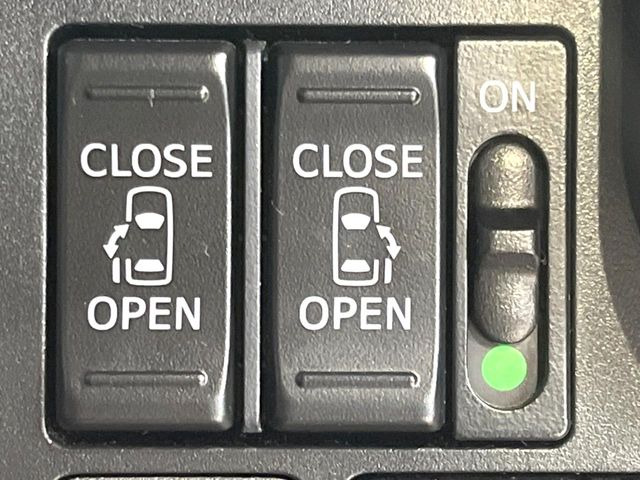 【両側パワースライドドア】スマートキーや運転席のスイッチで後席両側スライドドアの開閉が可能♪電動だから力を入れてドアを開ける必要が無く、小さなお子様でも簡単に開け閉めでき快適です♪