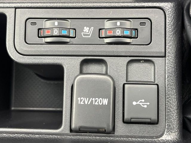 【シートベンチレーション】夏場は涼しい風でお尻や背中の熱やムレを防ぎ、冬はエアコンよりも早く温まってポカポカに!季節を問わず快適に過ごせます。