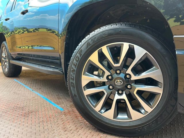 【純正オプション19インチアルミホイール】純正オプションホイールを装着。走行性能の向上に加え、外観もよりスタイリッシュになっています。