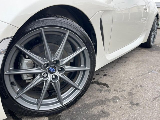 �y����18�C���`�A���~�z�C�[���z�O�ςɃ}�b�`���������A���~�z�C�[���𑕒����Ă���܂��B�e��ЊO�A���~�z�C�[����A�X�^�b�h���X�^�C�����戵�����Ă���܂��B���񂲑��k����������