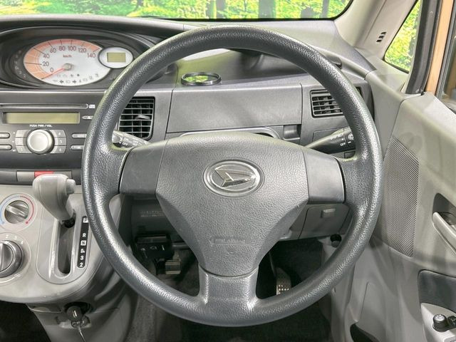 �C���e���A�ɍ��킹���f�U�C���̃X�e�A�����O�́A�^�]�������̂��Ƃ��l���A�^�]���₷���`��A�傫���ł��B�����x�A���ۂɐG���Ă��m���߂��������B