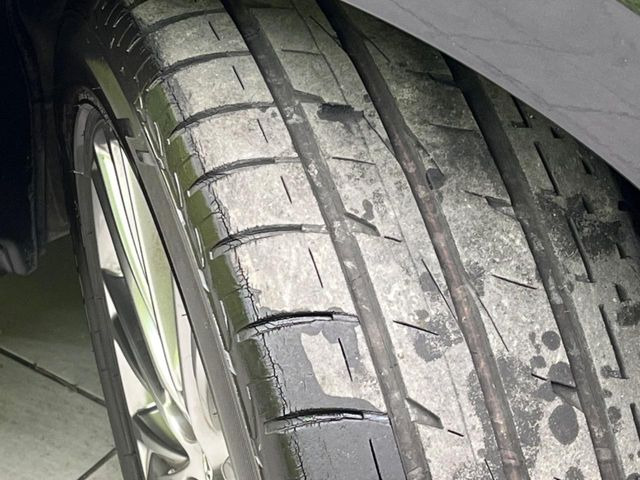 �y����18�C���`�A���~�z�C�[���z�O�ςɃ}�b�`���������A���~�z�C�[���𑕒����Ă���܂��B�e��ЊO�A���~�z�C�[����A�X�^�b�h���X�^�C�����戵�����Ă���܂��B���񂲑��k����������