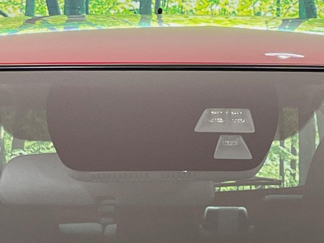 【スマートシティブレーキサポート】低速走行中に前方の車両等を認識し、衝突しそうな時は警報とブレーキで衝突回避と被害軽減をアシスト。より安全にドライブをお楽しみいただけます。