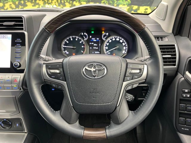 【ウッドコンビステアリング】高級感ある木目調パーツを採用した手に良く馴染むコンビハンドル。運転席廻りの雰囲気も一気に豪華になります!