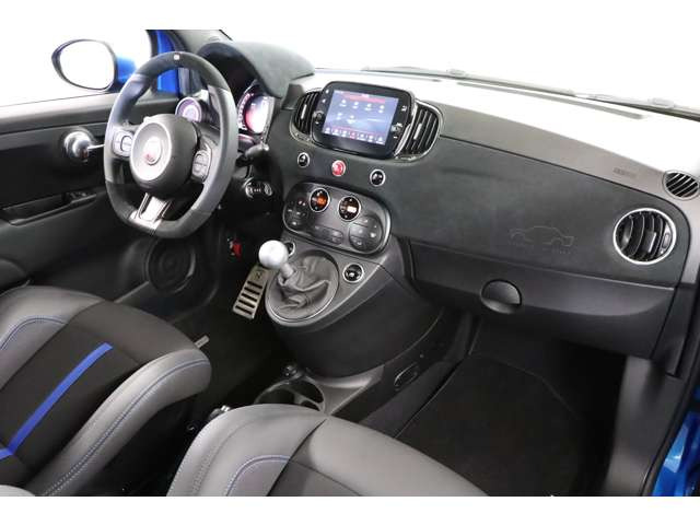 �㎿�ȃA���J���^�[���������̗p�B��G��̗ǂ��ƍ��������ԓ��S�̂ɍL����A�D��Ő������ꂽ�h���C�u�̌��𑶕��ɂ��y���݂��������܂��B