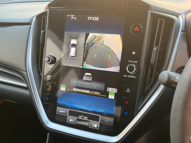 �y�}���`�e���C�����j�^�[�z�Ԃ̃t�����g��T�C�h�̃J�����摜�𓯎��Ƀ��j�^�[�\�����邱�ƂŁA���H�⋷�����𑖍s���ł����͂̏󋵊m�F���ł����S!�{�iSUV�ɂ��ꂵ�������ł���