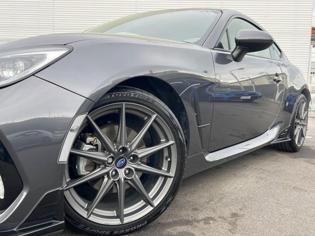 �y����18�C���`�A���~�z�C�[���z�O�ςɃ}�b�`���������A���~�z�C�[���𑕒����Ă���܂��B�e��ЊO�A���~�z�C�[����A�X�^�b�h���X�^�C�����戵�����Ă���܂��B���񂲑��k����������