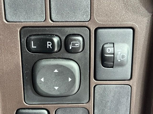 �y�d���i�[�~���[�z�T�C�h�~���[�͓d���i�[���ƂȂ��Ă���A�������ԏ�ł��L�Y�������X�N��}�����܂��B