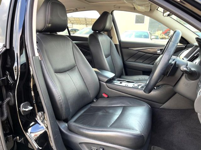 【黒革シート】上質な本革を使用し、高級感あふれる黒革シート。常に体に触れる部分だから、座り心地の良さにはこだわりたいですね♪汚れの付着や劣化を抑制する内装コーティング施工もおススメですよ♪