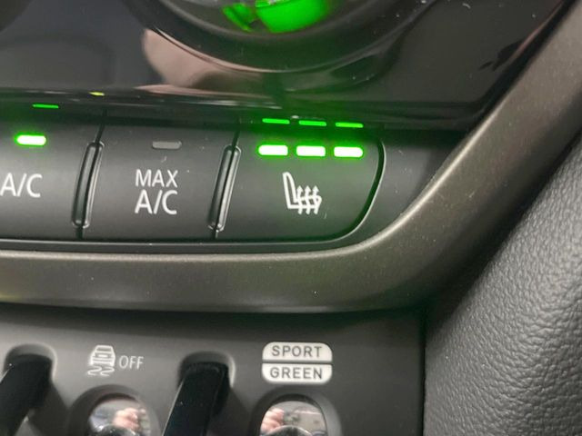 ●フロントシートヒーティング:運転席・助手席共に三段階で調節が可能なシートヒーターを装備しております。季節を問わず快適にご使用いただけます。