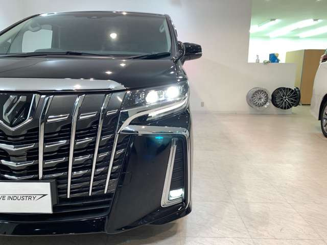 夜間走行や山道走行でも視界良好のLEDヘッドライト付き!