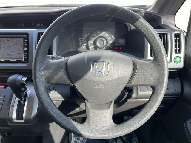 �C���e���A�ɍ��킹���f�U�C���̃X�e�A�����O�́A�^�]�������̂��Ƃ��l���A�^�]���₷���`��A�傫���ł��B�����x�A���ۂɐG���Ă��m���߂��������B