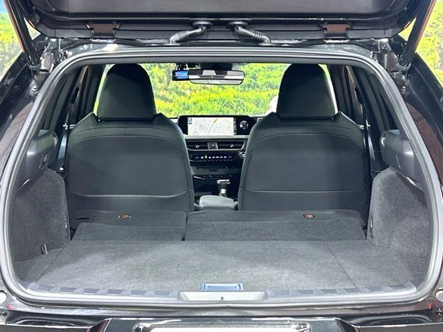 ���i�̂���������ʋ΁A���}���ɏ\���ȉ׎��X�y�[�X���m�ۂ��Ă���܂��B�Z�J���h�V�[�g��|���ƁA�傫�ȉו��̐ύڂ��\�ł���