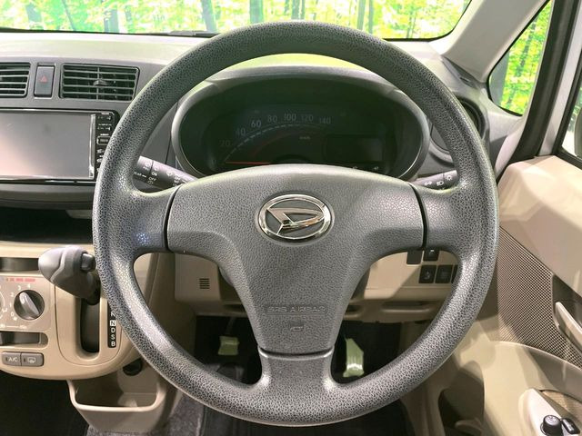 �C���e���A�ɍ��킹���f�U�C���̃X�e�A�����O�́A�^�]�������̂��Ƃ��l���A�^�]���₷���`��A�傫���ł��B�����x�A���ۂɐG���Ă��m���߂��������B