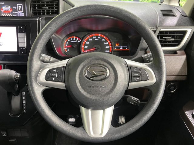 �C���e���A�ɍ��킹���f�U�C���̃X�e�A�����O�́A�^�]�������̂��Ƃ��l���A�^�]���₷���`��A�傫���ł��B�����x�A���ۂɐG���Ă��m���߂��������B