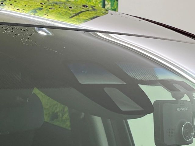 �y�z���_�Z���V���O�z���s���ɑO���̎ԗ�����F�����A�Փ˂������Ȏ��͌x��ƃu���[�L�ŏՓˉ���Ɣ�Q�y�����A�V�X�g�B�����S�Ƀh���C�u�����y���݂��������܂��B