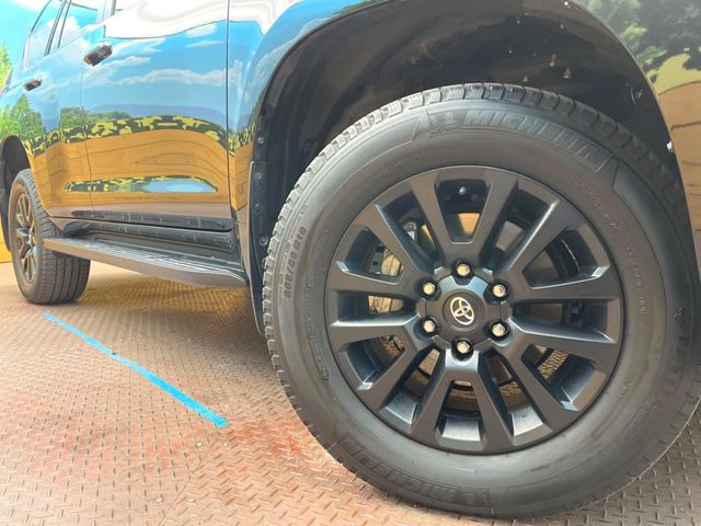 【グレード専用純正18インチアルミホイール】デザイン性の高い純正アルミホイールを装着しております。各種社外アルミホイールや、スタッドレスタイヤも取扱いしております。是非ご相談ください♪