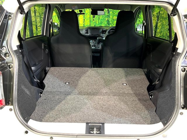 ���i�̂���������ʋ΁A���}���ɏ\���ȉ׎��X�y�[�X���m�ۂ��Ă���܂��B�Z�J���h�V�[�g��|���ƁA�傫�ȉו��̐ύڂ��\�ł���