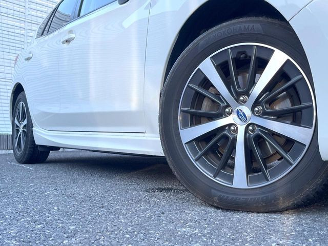【純正16インチアルミホイール】外観にマッチした純正アルミホイールを装着しております。各種社外アルミホイールや、スタッドレスタイヤも取扱いしております。是非ご相談ください♪