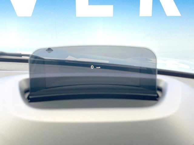 ●ヘッドアップディスプレイ:現在の速度や走行情報をデジタル表示で運転席前方のガラスに投影!運転中、視線をずらさず必要な情報を確認できるのでとっても便利で安心!