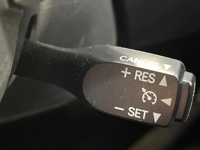 【クルーズコントロール】高速道路もラクラク走行。アクセルを離しても一定速度で走行ができ、長距離運転時の負担を軽減!加速・減速も簡単なスイッチ操作で調整できます。